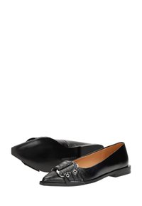Ballerine in pelle nera con punta affusolata, dotate di una fibbia decorativa in argento e occhielli. Texture liscia e tacco piatto basso.