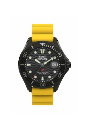 Montre Timex Deepwater avec boîte noire, bracelet en silicone jaune, cadran noir à motif de vagues, index luminescents et affichage de la date. Étanche jusqu'à 200 m.