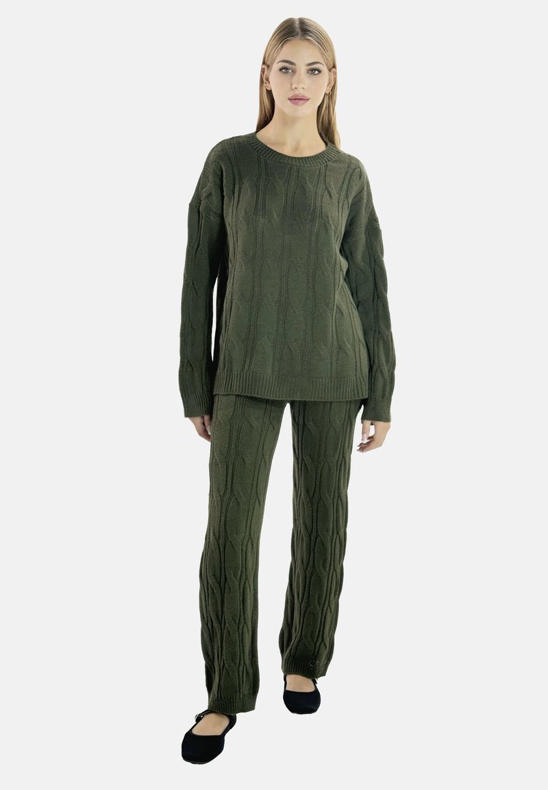 Completo in maglia a due pezzi di colore verde scuro. Il maglione ha un collo rotondo e un motivo testurizzato; i pantaloni sono dritti con un design abbinato.