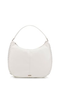 Bolso de mano de piel blanca con forma curva, que presenta una textura trenzada en un lado y un único asa en la parte superior. Incluye herrajes en color dorado.