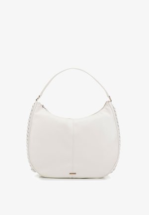 Biała skórzana torebka o zaokrąglonym kształcie, z plecioną teksturą po jednej stronie i pojedynczym uchwytem na górze. Zawiera złote akcenty w sprzęcie.