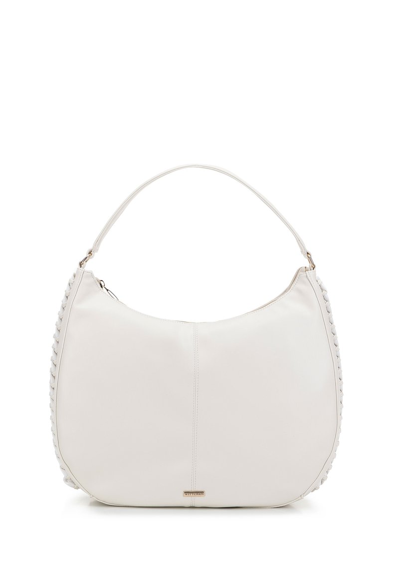 Bolso de mano de piel blanca con forma curva, que presenta una textura trenzada en un lado y un único asa en la parte superior. Incluye herrajes en color dorado.