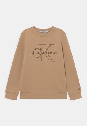 Beige crewneck-sweatshirt med "Calvin Klein Jeans" og stort "CK"-logo broderet på forsiden samt lille "CK" på ærmekanten.
