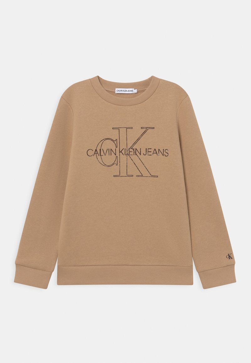 Sweatshirt beige à col rond avec le logo "Calvin Klein Jeans" et un grand logo "CK" brodés sur le devant, ainsi qu'un petit logo "CK" sur le poignet.