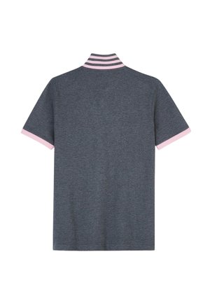 Polo gris foncé à manches courtes avec bordure rose sur les manches et col rayé rose et gris, vu de dos.