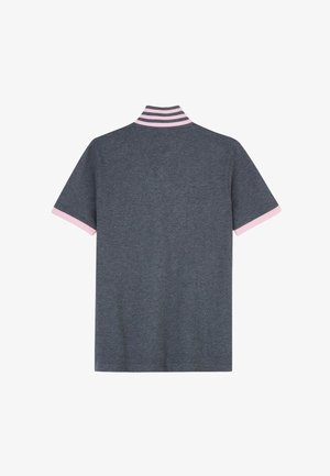 Polo gris foncé à manches courtes avec bordure rose sur les manches et col rayé rose et gris, vu de dos.