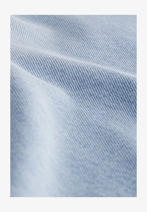 Ljusblå denimtyg med en subtil twillvävning som visar fina diagonala linjer och en slät struktur, lätt draperad och vikt.