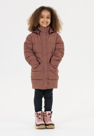 Manteau matelassé marron avec une capuche, des boutons-pression et des poches latérales ; associé à un legging noir et des bottes imperméables roses avec des accents noirs.
