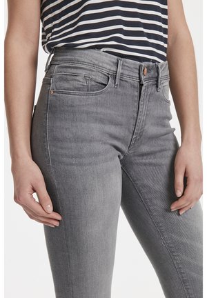 Jeans gris taille haute en denim, avec un design épuré, des poches avant et une fermeture à bouton. Texture lisse avec un léger délavage.