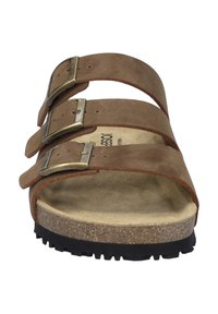 Bruine suède sandalen met drie verstelbare straps, bronzen gespen, een gevoerd voetbed en een gestructureerde zwarte rubberen zool.