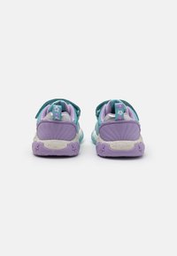 Zapatillas infantiles coloridas con acentos en turquesa y lavanda. Presentan una suela texturizada y etiquetas en el talón con un patrón floral. Diseño ligero.