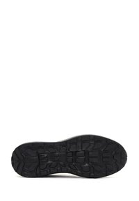 Semelle de chaussure en caoutchouc noir présentant un motif de treads texturé pour une meilleure traction, avec des rainures et des crêtes moulées pour une durabilité et une adhérence accrues.