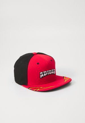 Gorra de béisbol roja y negra con el logo bordado de "ADIDAS" y acentos de rayo amarillo en el frente. Material de algodón, diseño estructurado.