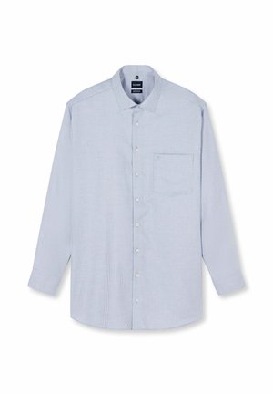 Camicia azzurro chiaro a maniche lunghe con piccolo motivo a quadretti, taschino sul petto e colletto classico, mostrata su sfondo bianco.