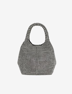 Bolso negro cubierto de piedras de strass plateadas, con un asa redondeada, textura suave y forma espaciosa. Superficie brillante con un patrón de cuadrícula.