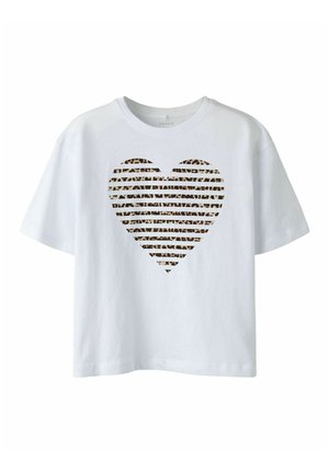 Camiseta blanca de manga corta con un gran diseño de corazón formado por rayas horizontales de estampado de leopardo centrado en el frente.