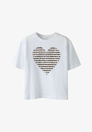 Camiseta blanca de manga corta con un gran diseño de corazón formado por rayas horizontales de estampado de leopardo centrado en el frente.