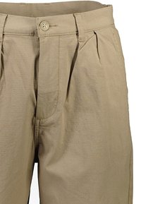 Pantaloni beige realizzati in tessuto leggero con una finitura testurizzata. Presentano pieghe, una chiusura con bottone e passanti per cintura in vita.