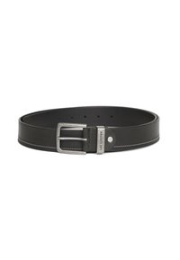 Zwarte leren riem met een zilveren metalen gesp, enkele haaksluiting en witte stiksels langs de rand. Voorzien van verstelbare gaatjes voor een goede pasvorm.