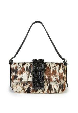 Bolso con una correa de cuero negra, que presenta un cuerpo con estampado animal de manchas y un cierre grande adornado con una joya negra.