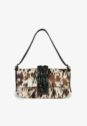 Bolso con una correa de cuero negra, que presenta un cuerpo con estampado animal de manchas y un cierre grande adornado con una joya negra.