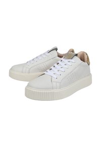 Sneakers bianchi in pelle con punta rotonda, suola in gomma testurizzata e accenti in oro e grigio contrastanti sul tallone e sulla linguetta. Design con lacci.