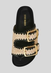Sandalo intrecciato con un design crema e nero, doppia fibbia dorata e una comoda soletta nera con il nome del marchio inciso.