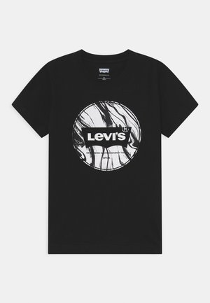 Czarny t-shirt z krótkim rękawem z okrągłą białą grafiką w marmurkowy wzór i wyraźnym logo Levi's na środku z przodu.