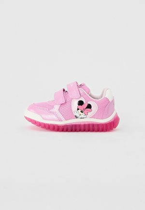 Baskets roses pour enfants avec deux bandes velcro et un motif Minnie Mouse à l'intérieur d’un cœur sur le côté.