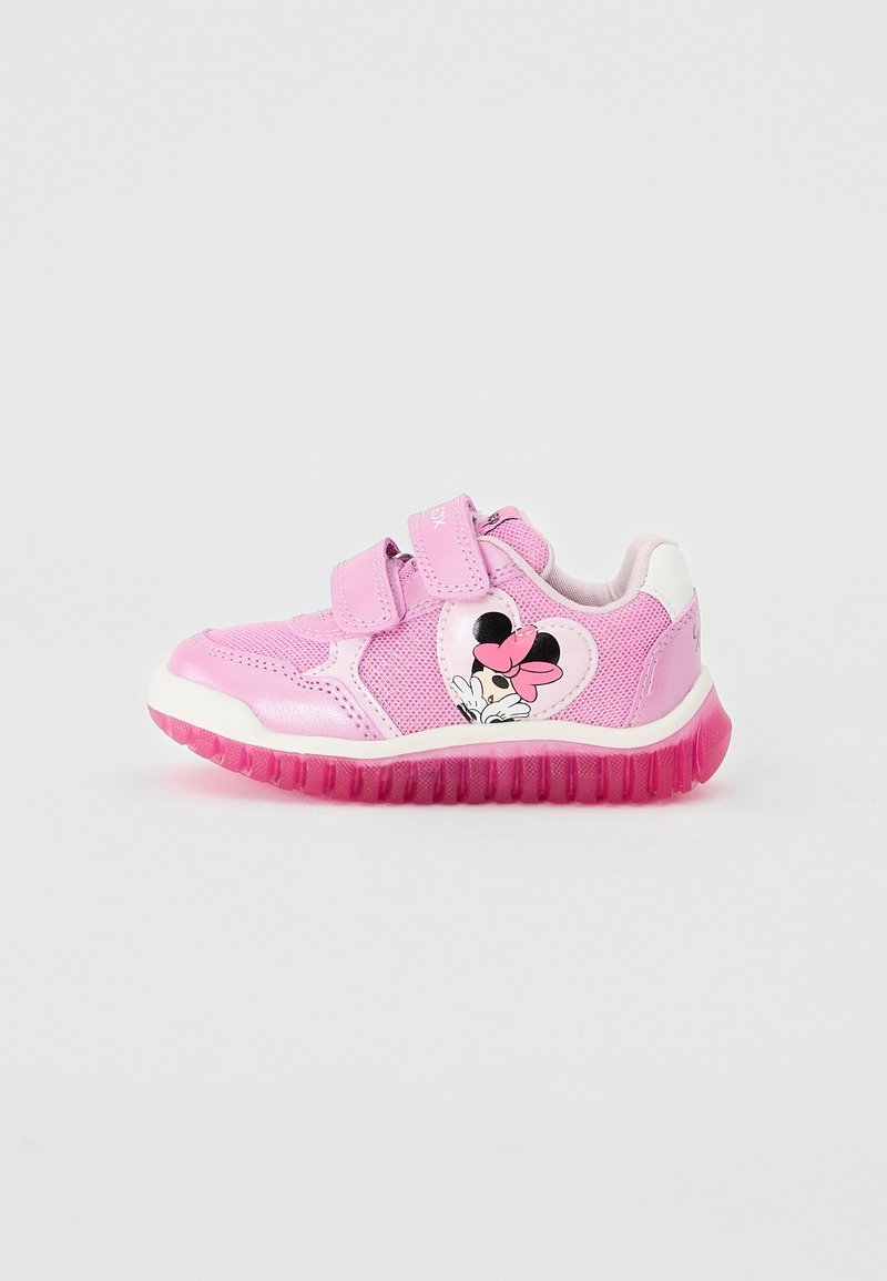 Baskets roses pour enfants avec deux bandes velcro et un motif Minnie Mouse à l'intérieur d’un cœur sur le côté.