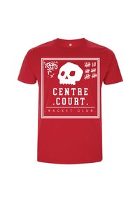 Červené tričko s bílým potiskem lebky, počítadlem úhozů, grafity stylovými skicami a textem "CENTRE COURT RACKET CLUB" uvnitř čtverce s dvojitou linií.
