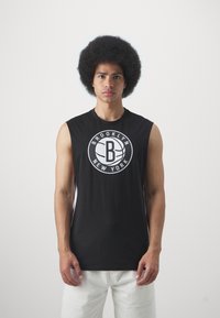 Camiseta sin mangas negra con un logotipo circular blanco que dice "BROOKLYN NEW YORK" junto a un gráfico de baloncesto, hecha de un tejido suave y elástico.