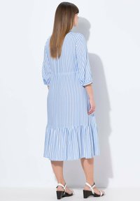 Ulla Popken STRIPED 3/4 SLEEVE BUTTON DOWN - Abito a camicia - sky blue