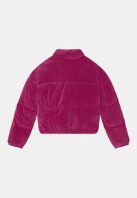 Fuchsiová péřová bunda s měkkou, sametovou texturou, zkrácený design, elastický lem a jednoduchý límec. Viditelné švy s panely.