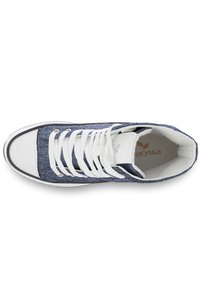 Blauer Stoff-Hochschuh mit weißer Gummikappe und Schnürsenkeln. Verfügt über silberne Ösen und ein Logo auf der Innensohle. Die strukturierte Oberfläche verleiht einen geschichteten Look.