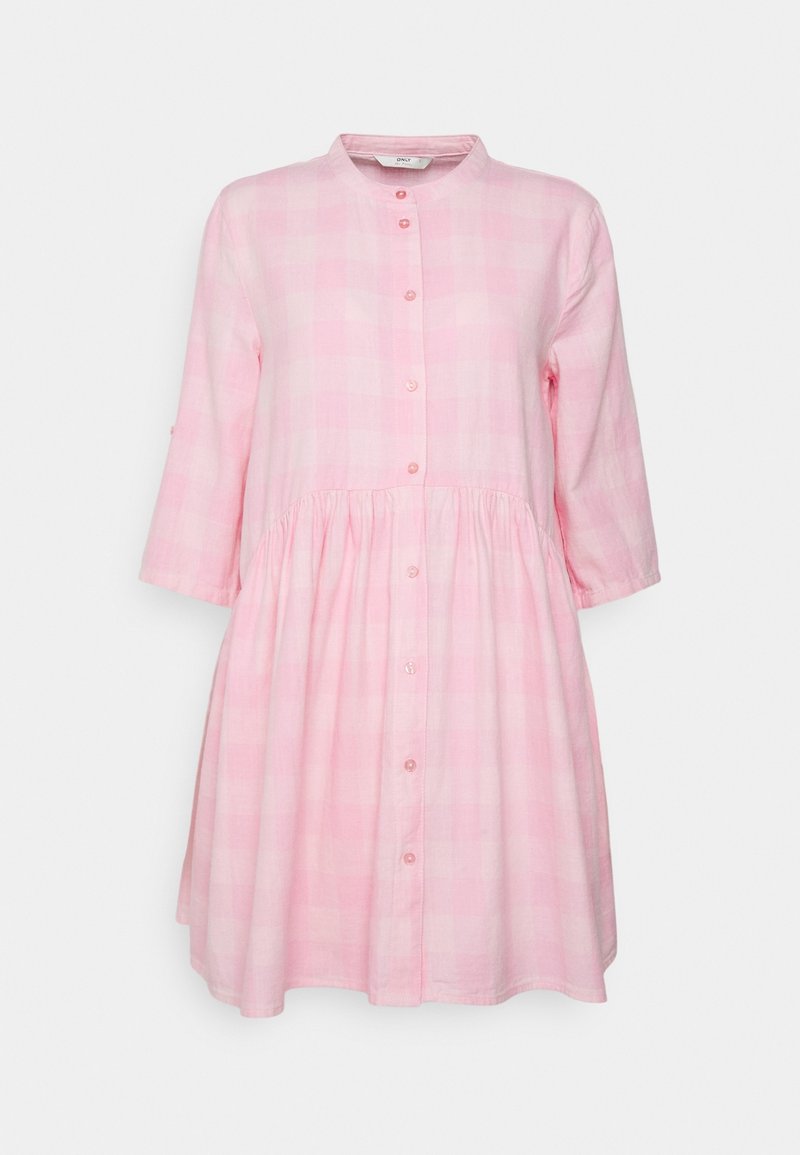 Robe chemise à carreaux rose clair avec manches trois-quarts et taille froncée.
