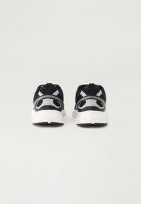 Czarno-szare buty sportowe z siateczkową cholewką, wkładką amortyzującą w białym kolorze, tylną pętelką oraz odblaskowymi akcentami na pięcie i bokach.