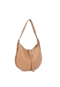 Borsa a spalla in pelle beige con design curvo, tracolla regolabile e chiusura a patta anteriore. Texture liscia con minimi dettagli in metallo.