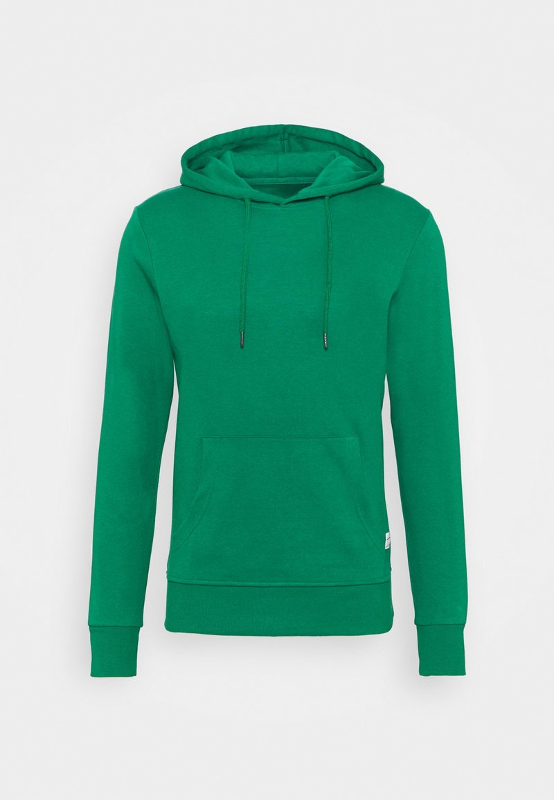 Sweat à capuche vert uni avec poche kangourou à l'avant et cordons sur fond blanc.