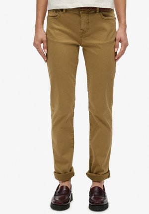 Khaki chinos o slim fit, materiał bawełniany, szlufki na pasek, pięć kieszeni, podwinięte mankiety i gładka, matowa tekstura.