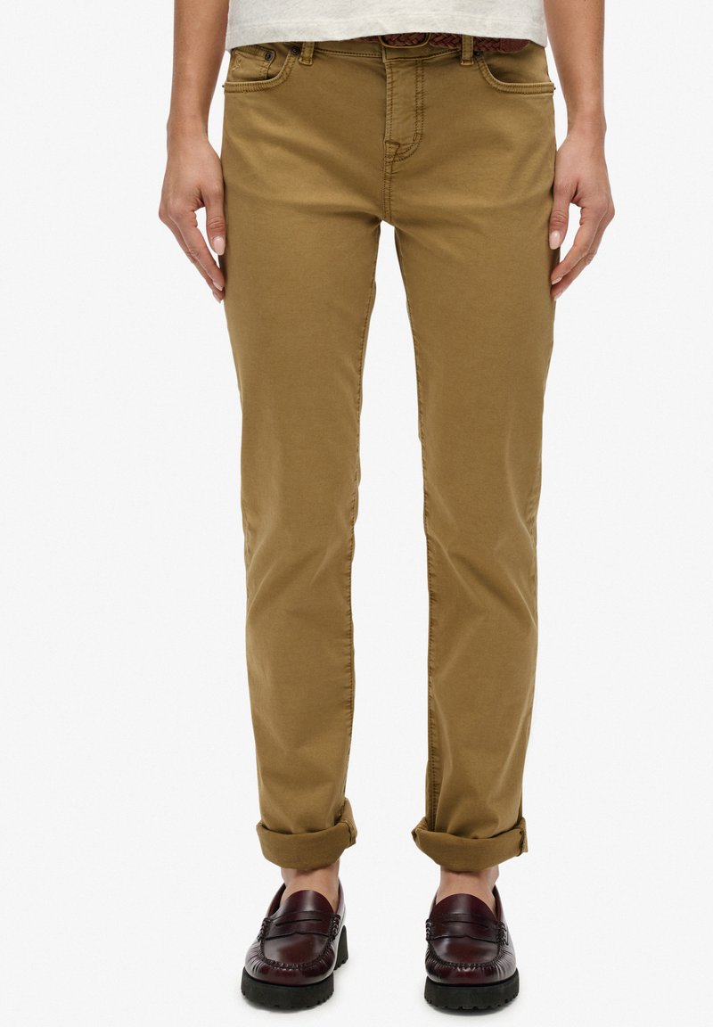 Chinos caqui con un corte ajustado, material de algodón, presillas para cinturón, cinco bolsillos, puños enrollados y una textura suave y mate.