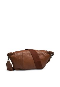 Sac en cuir marron avec une finition texturée, doté d'une large bandoulière marron et d'un clip en métal. Comprend une petite étiquette avec des clous attachée.