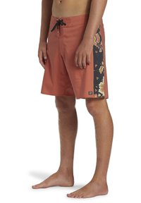 Shorts de bain pour hommes en corail avec un panneau latéral en imprimé floral noir, dotés d'une taille élastique avec cordon de serrage et en tissu microfibre lisse.