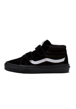 Czarny sneaker na wysokiej cholewce z białym paskiem po boku i trzema paskami na rzepy, płaską czarną podeszwą i wyściełanym kołnierzem.