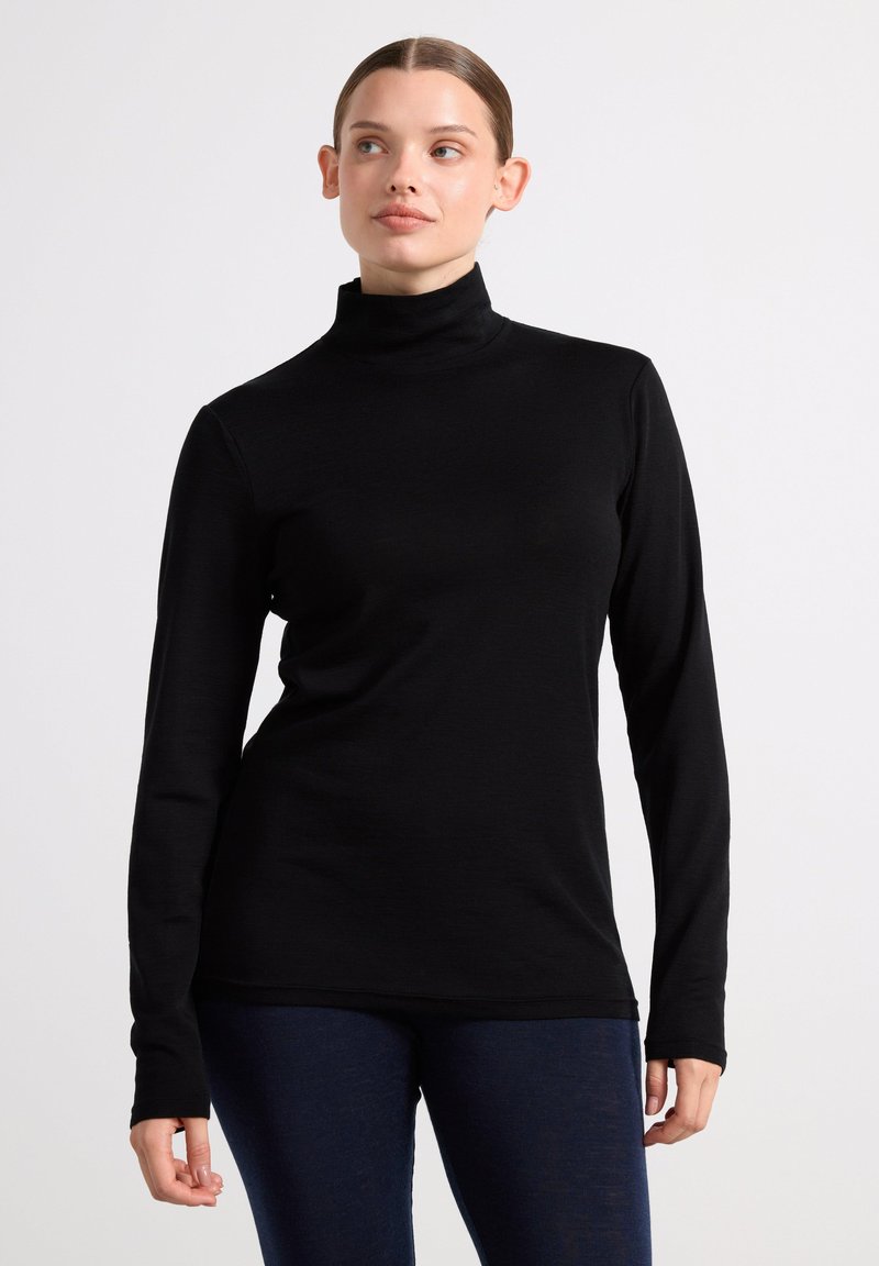 Sort langærmet turtleneck skjorte lavet af glat stof, med en tætsiddende design og minimale sømme samt en blød, strækbar tekstur.