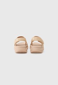 FitFlop Sandály na platformě - classic beige