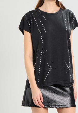 T-shirt noir à manches courtes avec une coupe décontractée, ornée d'accents en clous argentés dans un design éparpillé, fabriqué en tissu de coton doux.