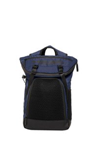 Sac à dos navy à rabat avec panneau en maille noire, straps réglables et détail de marque. Il dispose d'une poche zippée et de poignées robustes.