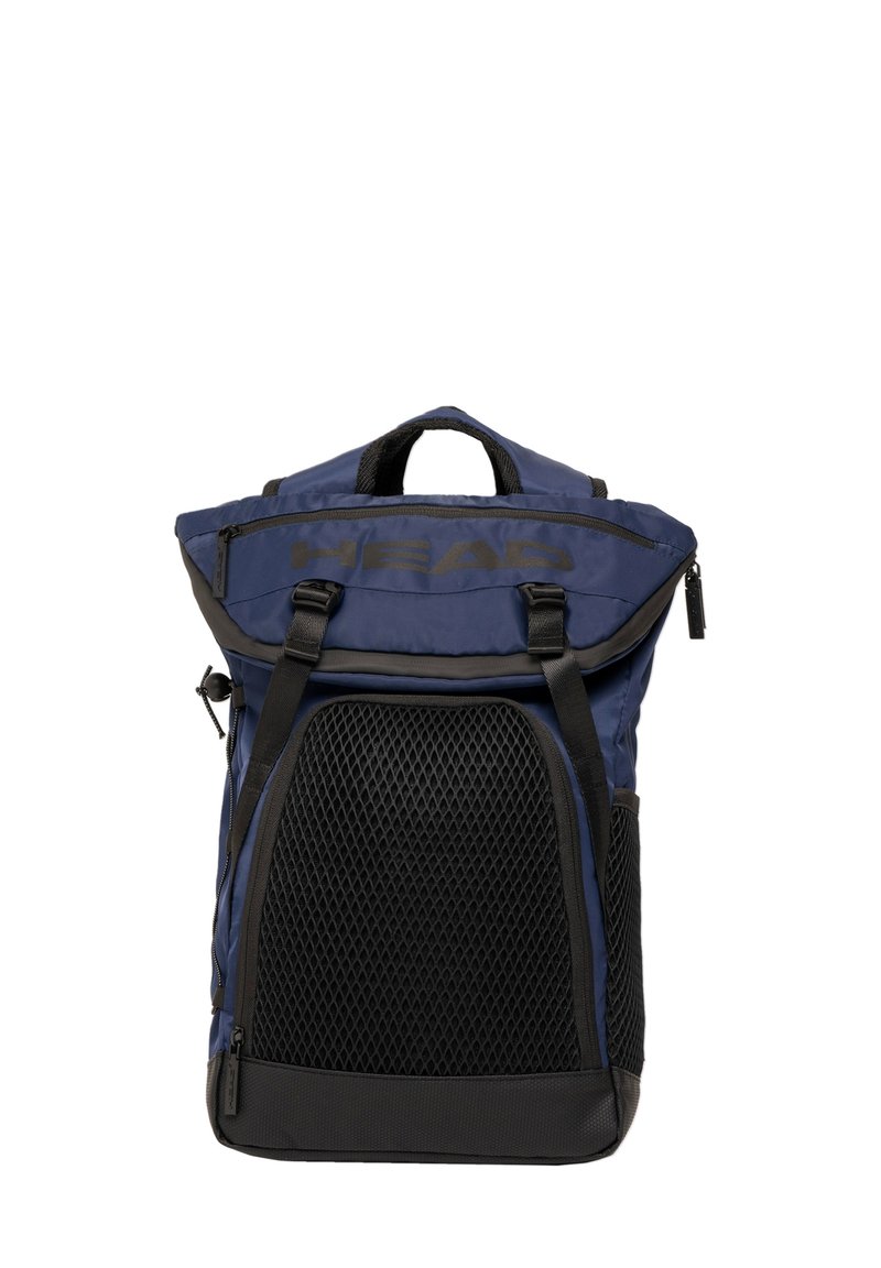 Sac à dos navy à rabat avec panneau en maille noire, straps réglables et détail de marque. Il dispose d'une poche zippée et de poignées robustes.