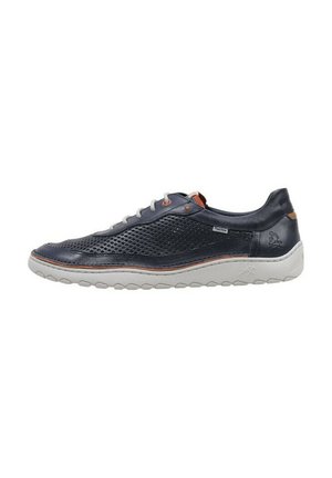Zapatillas de malla y cuero azul marino con una suela blanca, con acentos naranjas y un diseño redondeado, adecuadas para un uso casual.